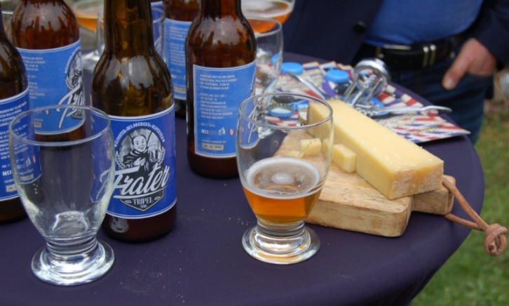 Fraterbier fles en glas